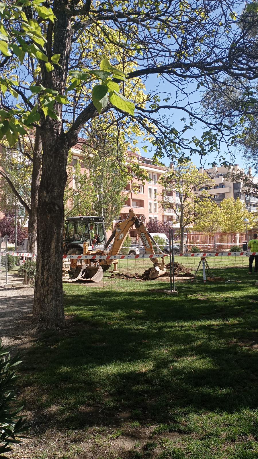 Obras para construir la pista polideportiva en el Parque Los Olivos