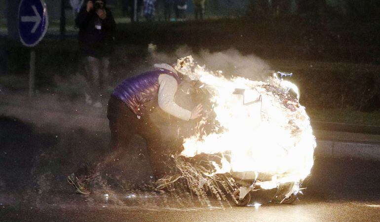 Un hombre junto a una baricada de fuego en París.