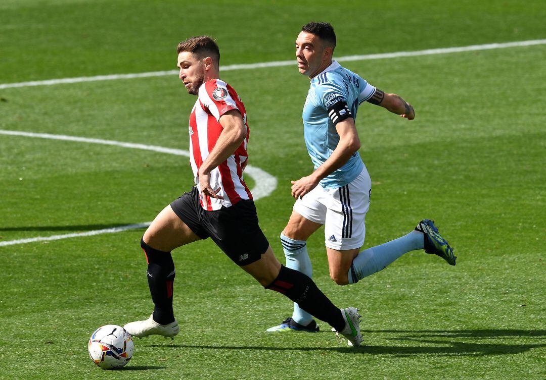 Iago Aspas ante Yeray en el partido disputado en Balaídos ante el Athletic