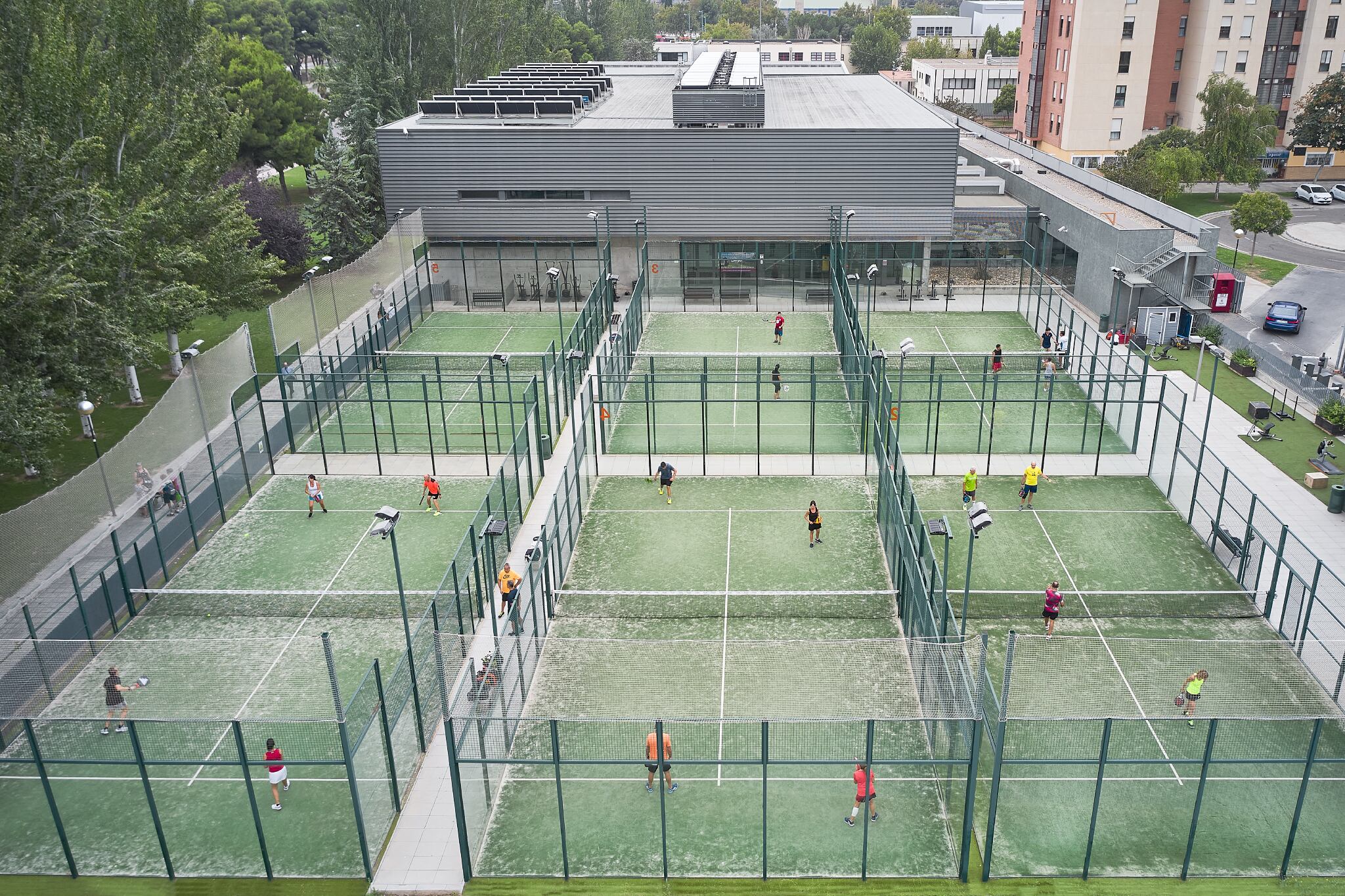Las instalaciones incluyen gimnasios de última generación, piscinas cubiertas y al aire libre climatizadas, pistas de tenis y 
pádel de primer nivel, una amplia variedad de actividades dirigidas y lujosos spas