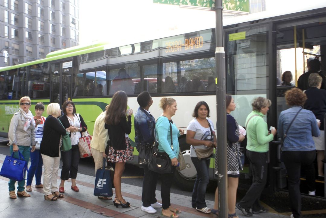 Pasajeros esperando a subir a una unidad de Bizkaibus en una imagen de archivo