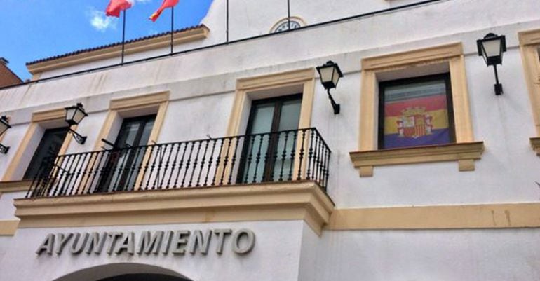 En una de las ventanas de la fachada principal del ayuntamiento de Sanse luce la bandera republicana