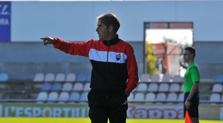 L'entrenador del Reus Deportiu, Natxo González, donant ordres des de la banqueta.