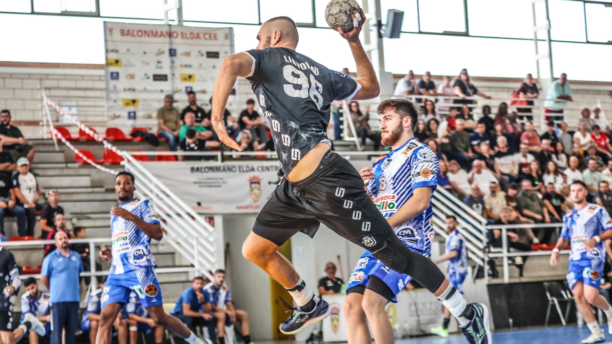 El Elda - C.E.E. defiende el liderato en Petrer