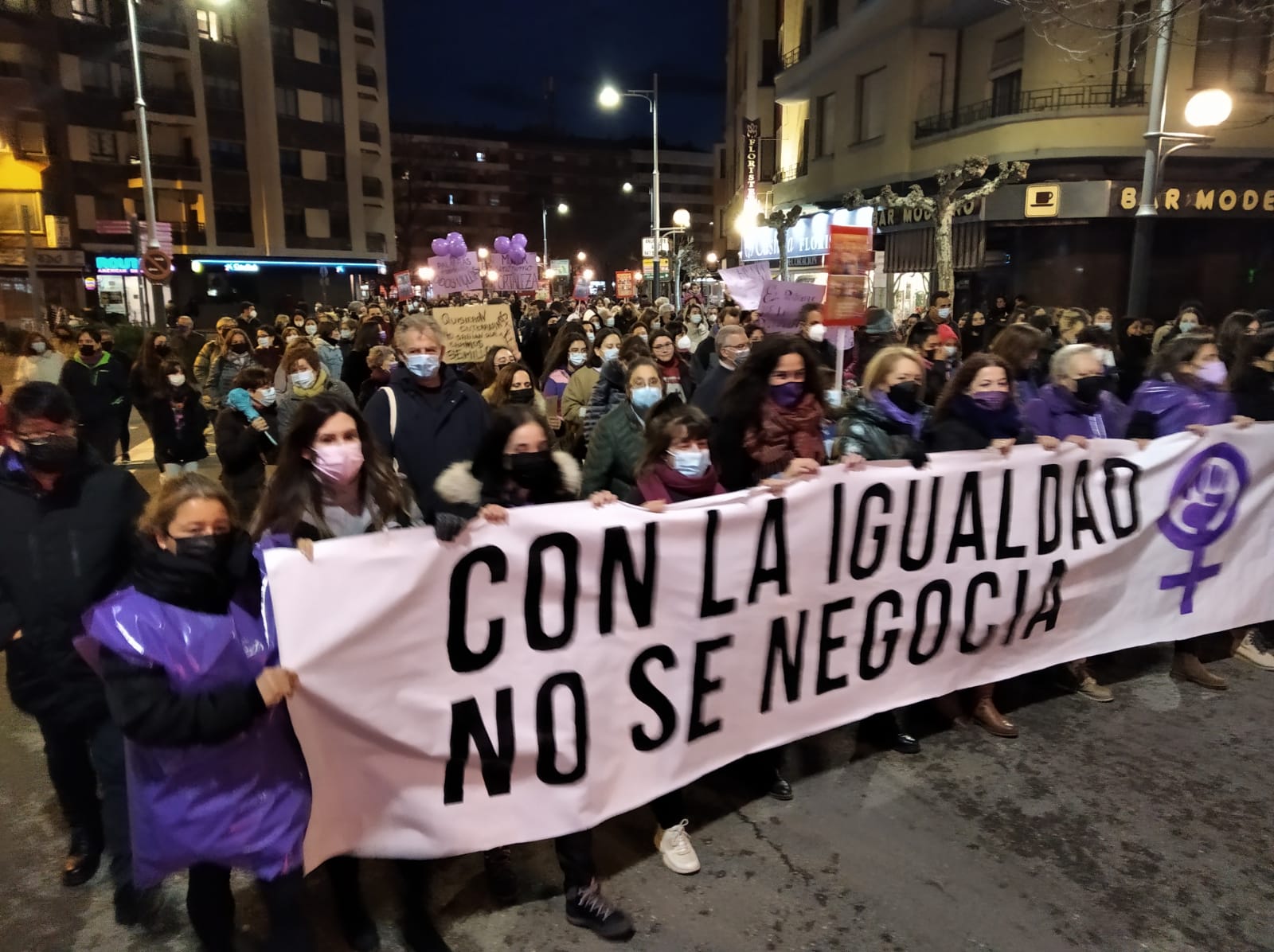 Más de 700 personas marcharon tras esta pancarta