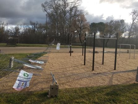 Valla derribada en el parque Allendeduero