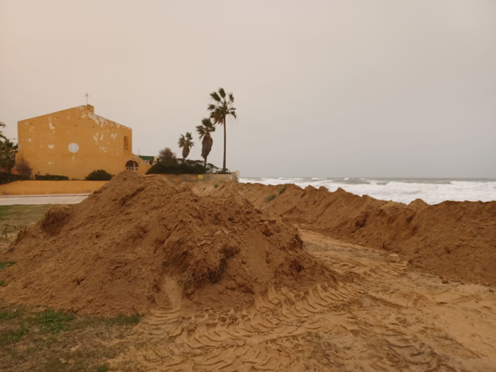 Muro de arena en la playa de Tavernes  ante el temporal de mar