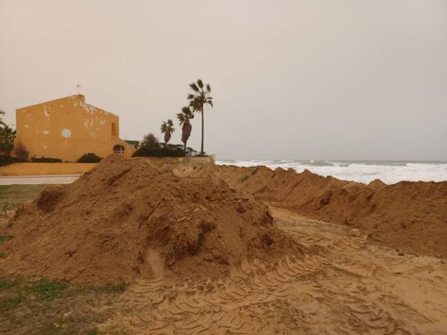 Muro de arena en la playa de Tavernes ante el temporal de mar