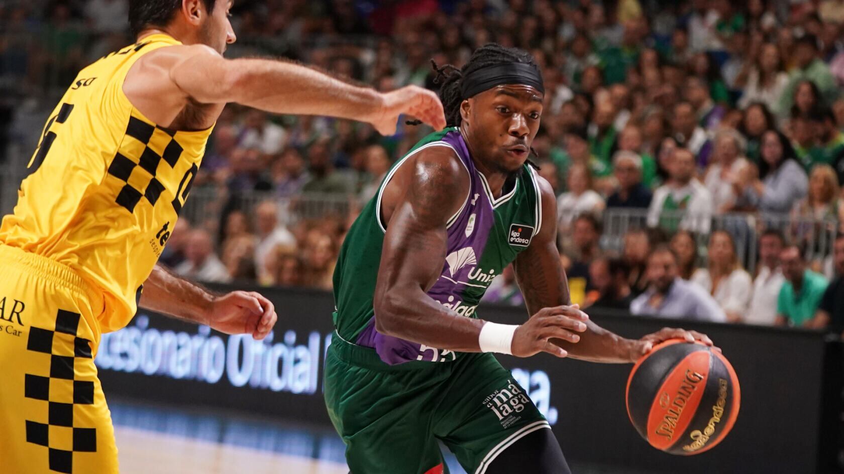 El base del Unicaja Kendrick Perry en un lance del encuentro de la Final a Cuatro de la BCL ante el Lenovo Tenerife, que se revivirá este miércoles en la ciudad tinerfeña
