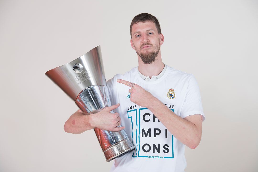 Ognjen Kuzmic posa con el trofeo de la Euroliga.