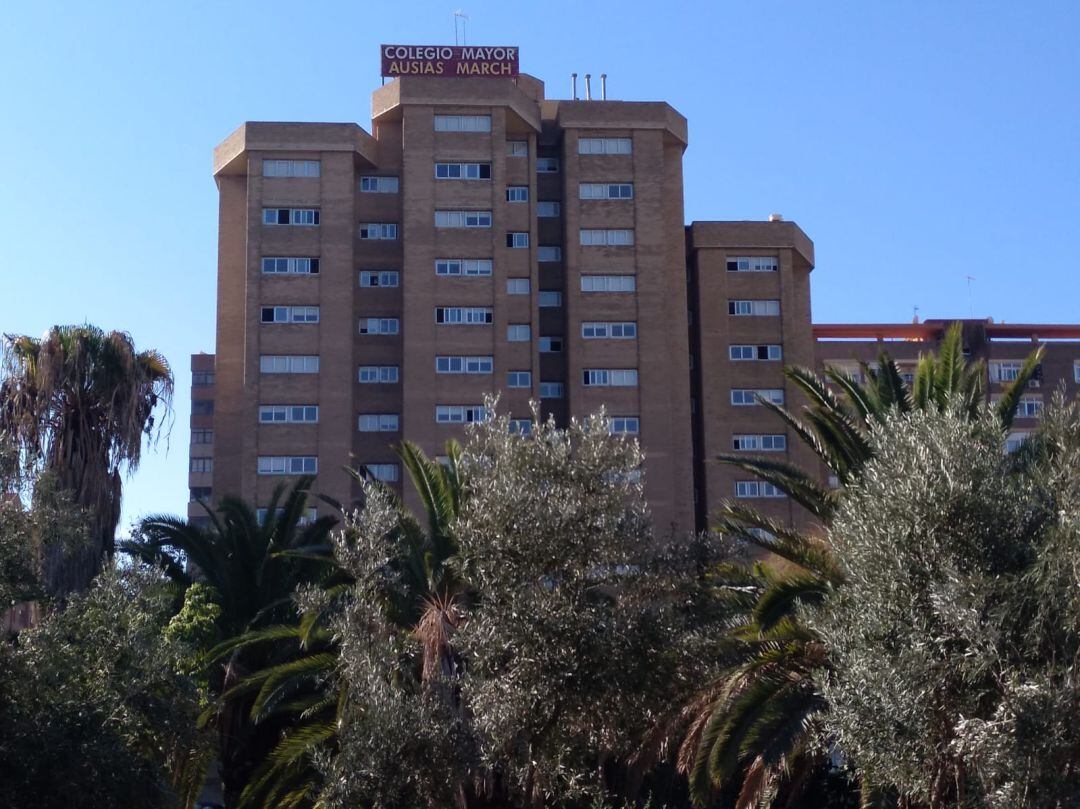 Fachada del colegio mayor Ausias March de València este domingo, un día después de la decisión de Salud Pública de confinar a todos sus residentes.