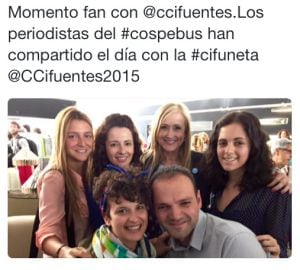 Periodistas de la Caravana del PP de CLM posan con Cifuentes.