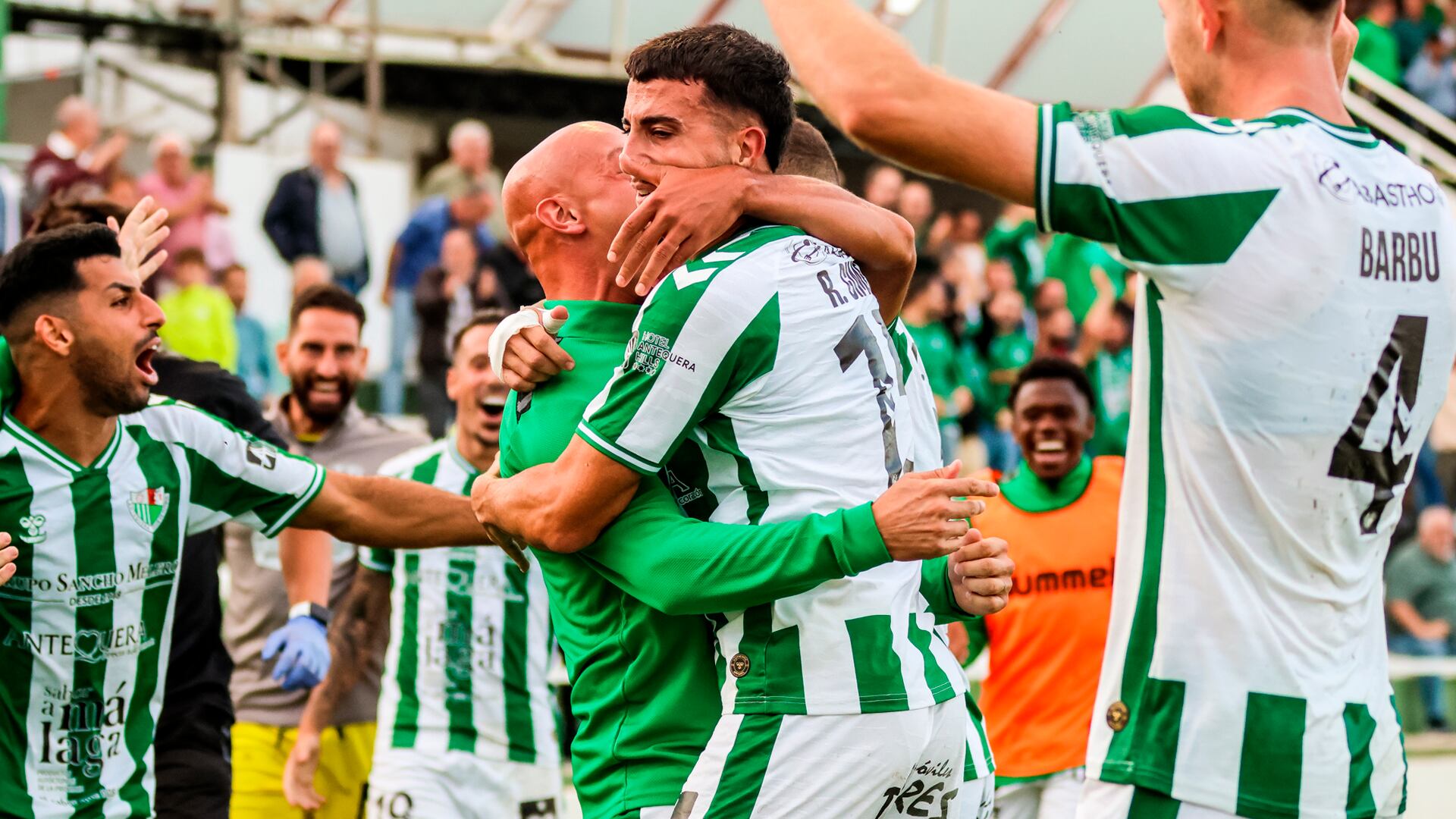 Raúl Giménez celebra el gol ante el Hércules en el último duelo del Antequera en El Maulí