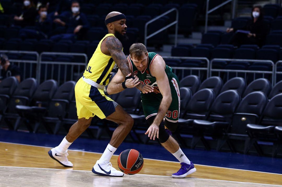 Zoran Dragic defendido por Lorenzo Brown.