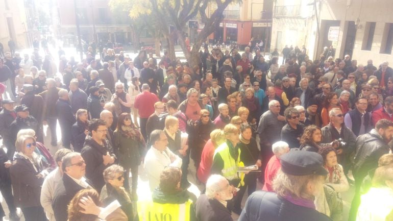 Concentración convocada por los iai@flautas de la Marina Alta, el pasado 22 de febrero, en la plaza de la Constitución de Dénia.