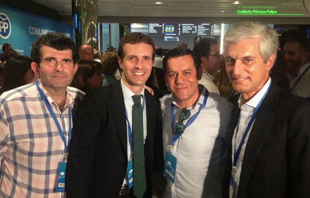 El exalcalde de Alcalá, Bartolomé González junto al líder nacional del PP, Pablo Casado