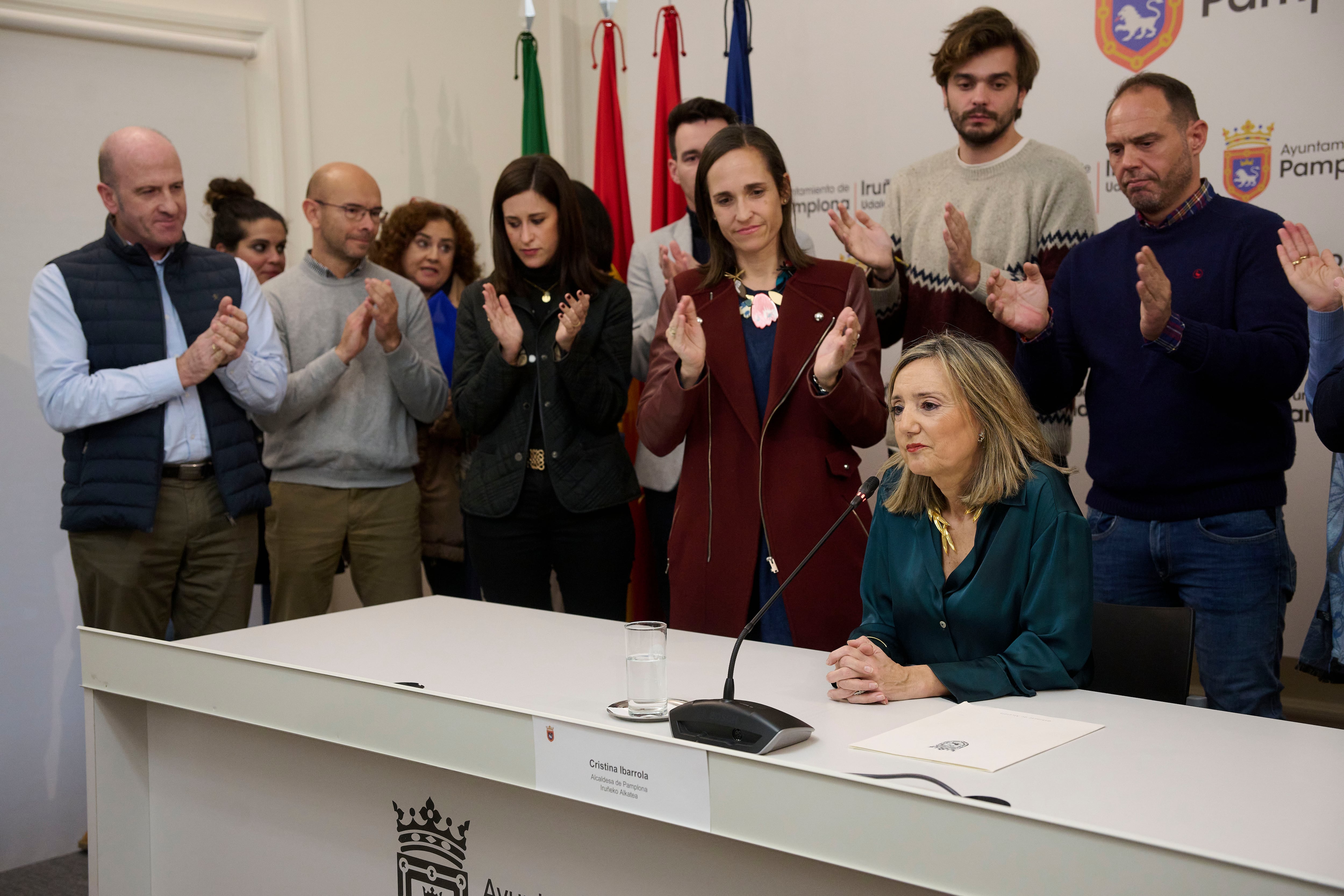 La alcaldesa de Pamplona, la regionalista Cristina Ibarrola, durante la rueda de prensa con el apoyo de todo su equipo en el Ayuntamiento de Pamplona, ante la moción de censura recibida, que dará la alcaldía a EH Bildu.