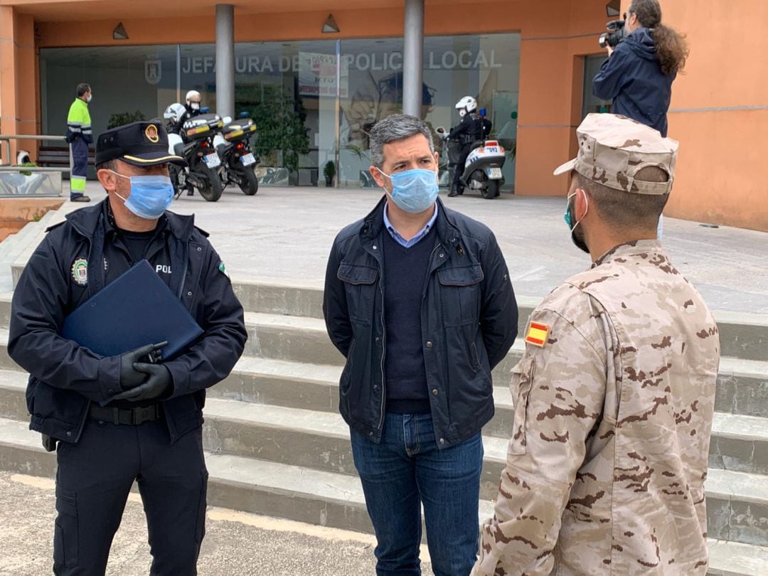 El alcalde, Javier Ruiz Arana, recibiendo a unidades militares en su municipio