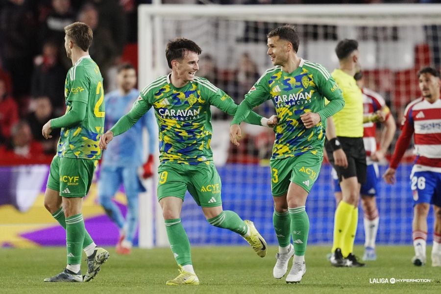 Los jugadores del Real Zaragoza celebrando el gol del empate.