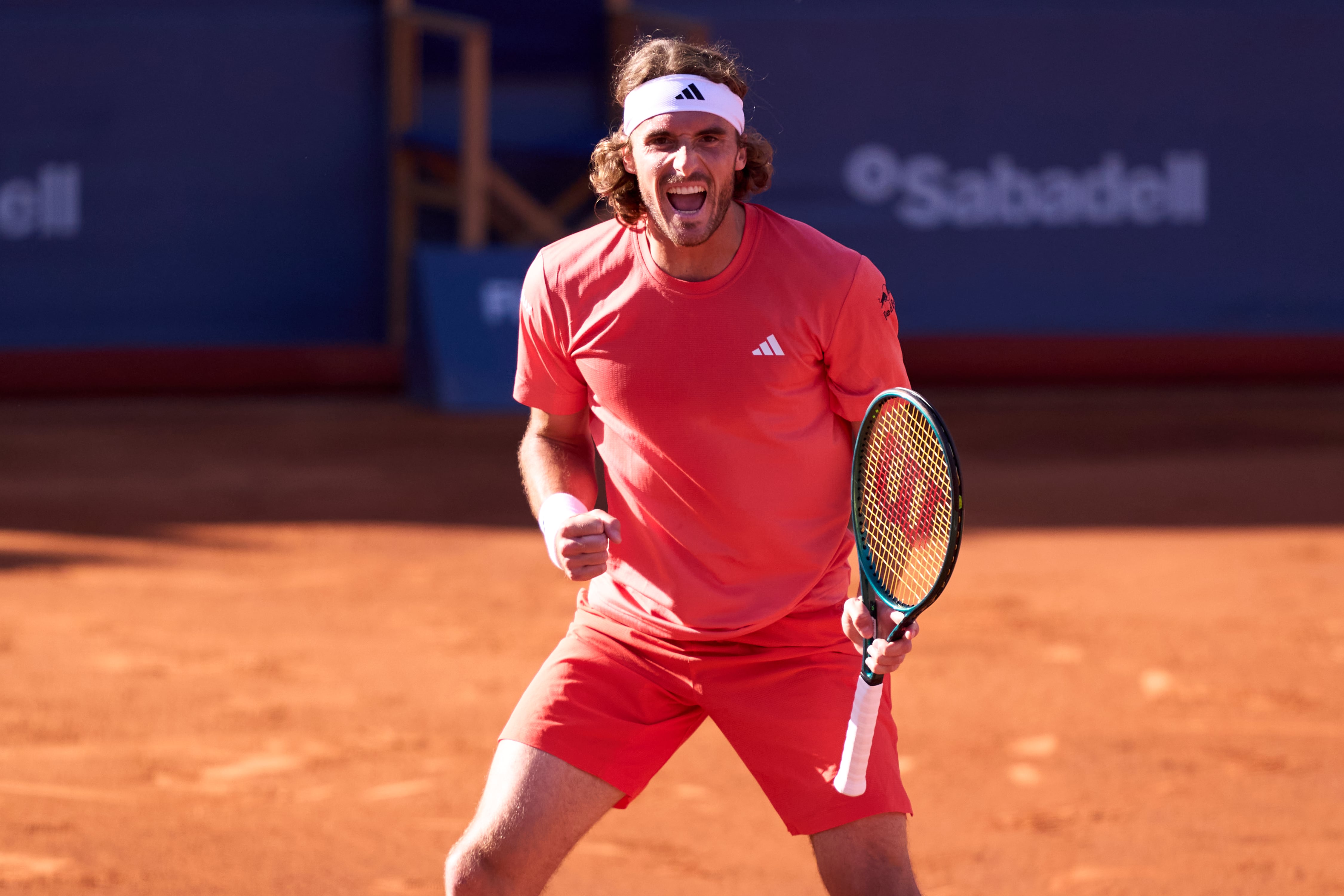 Stefanos Tsitsipas celebra un punto en el partido de cuartos de final del Conde de Godó ante Díaz Acosta