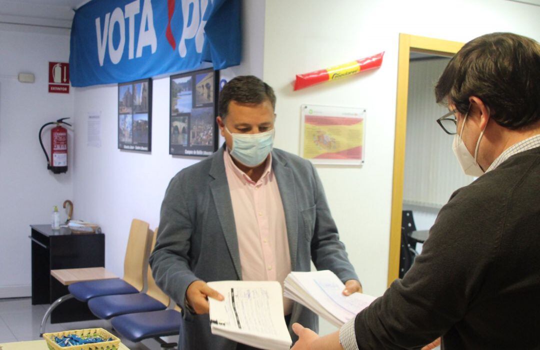 Manuel Serrano presentando sus avales en la sede del PP