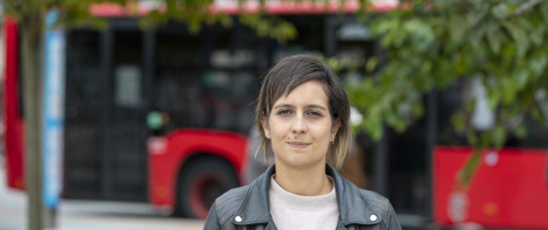 Avia Veira, delante de un bus urbano