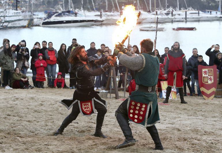 Momento de la representación de La Arribada en Praia da Ribeira