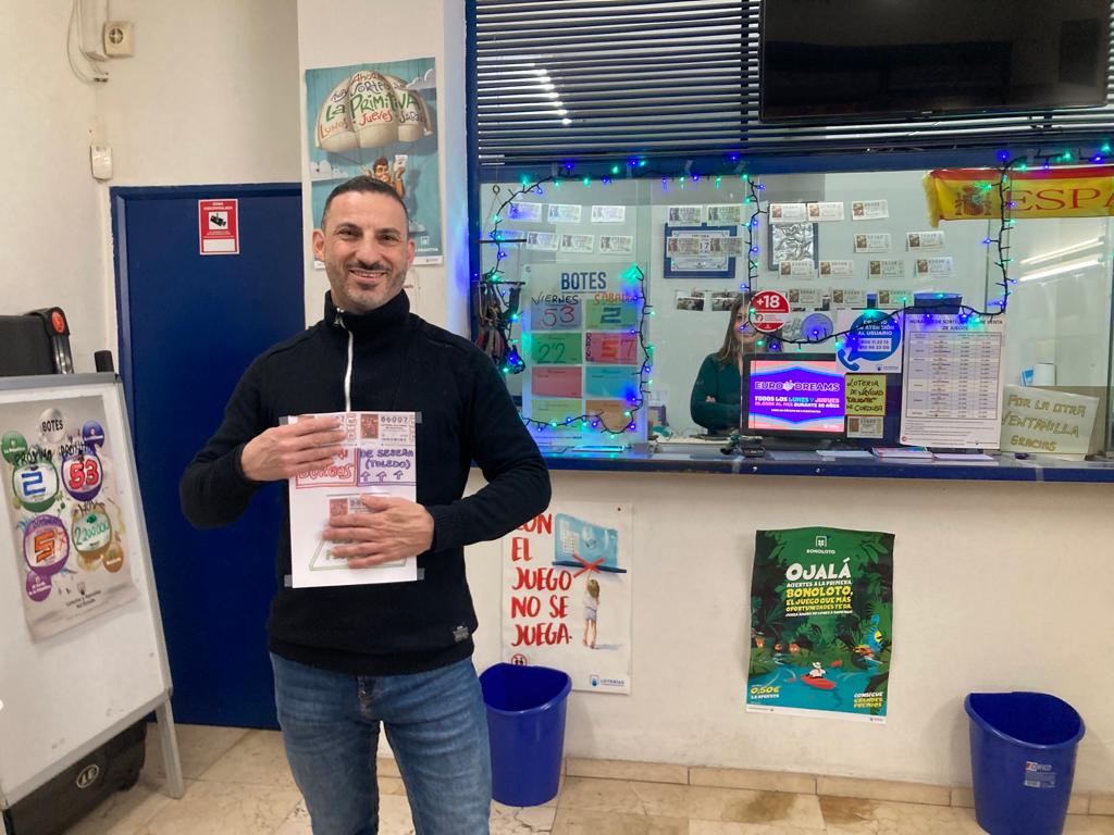 José María, lotero de la &#039;Bruja rockera&#039;, en Murcia, ha vendido 16 décimos del 86.007, quinto premio