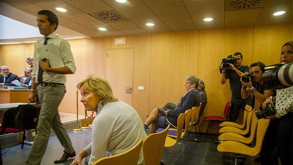 La viuda de la Duquesa Roja, Liliane Dahlmann, junto a los hijos de la aristócrata en la bancada contraria, en el juicio celebrado en Sanlúcar en 2015