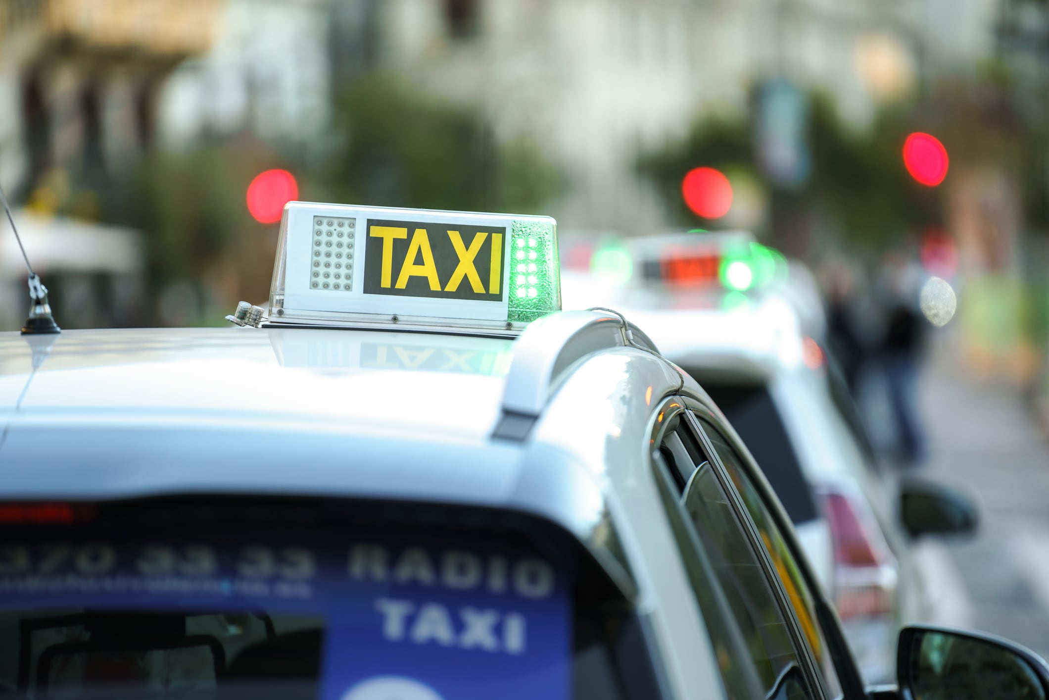 Un taxi circula en la ciudad de València.