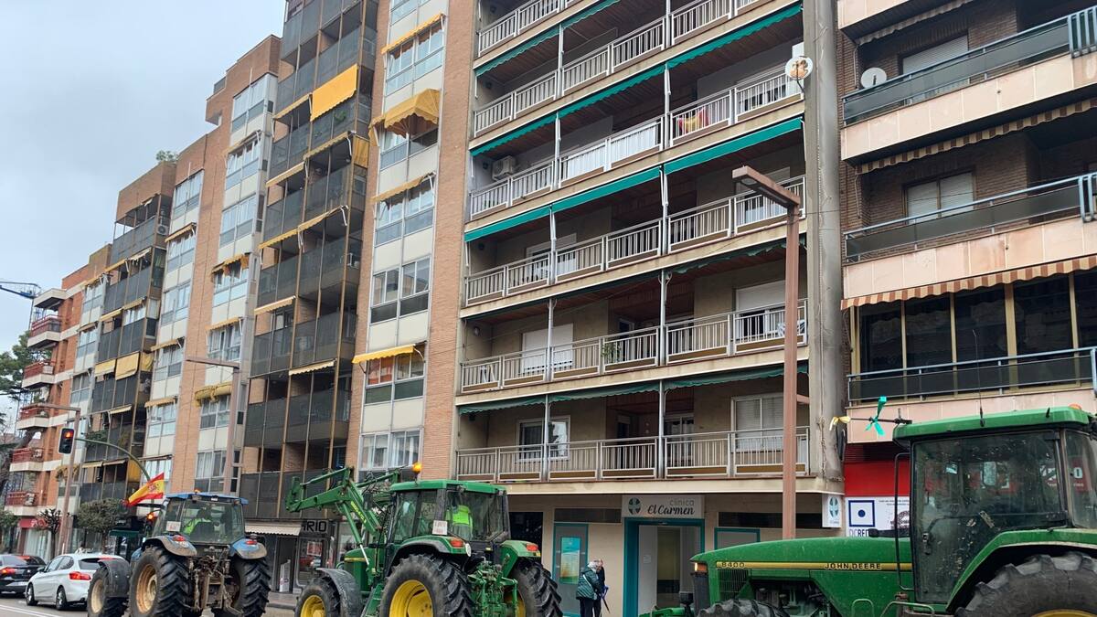 Los tractores vuelven a entrar a Guadalajara, cortan la autovía en Torija y la carretera de los pantanos en Tendilla