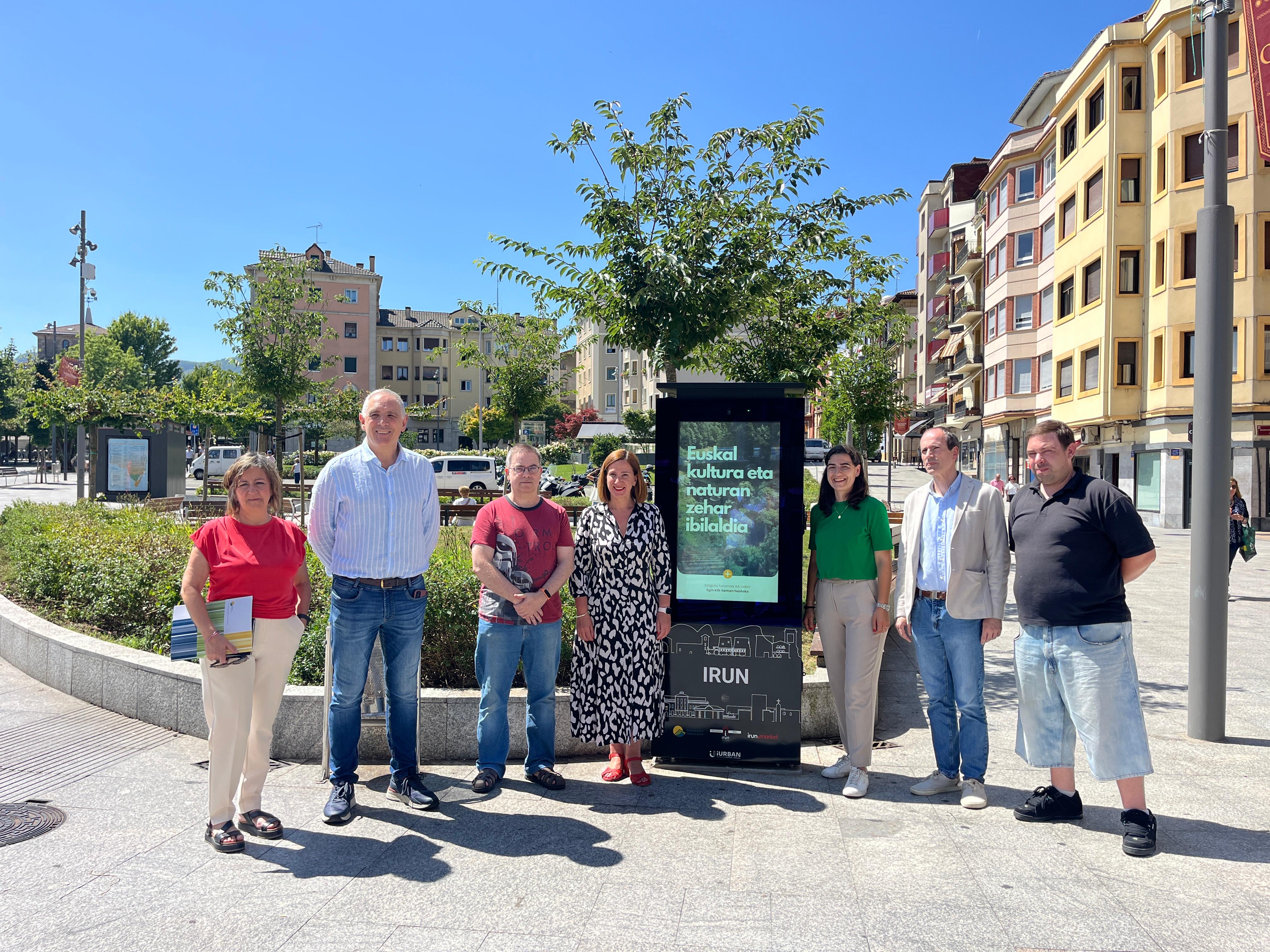 La alcaldesa de Irun Cristina Laborda y la delegada de Impulso de Ciudad Nuria Alzaga junto al coordinador del Museo Oiasso Juanjo Jiménez,  la directora de Bidasoa Activa Eva Fernández, Susana Fernández y Jose Mari González son representantes de Bidashop, David Viilalba representante de Denok Bat y Tomás Maeztu, como representante de Mugan. 