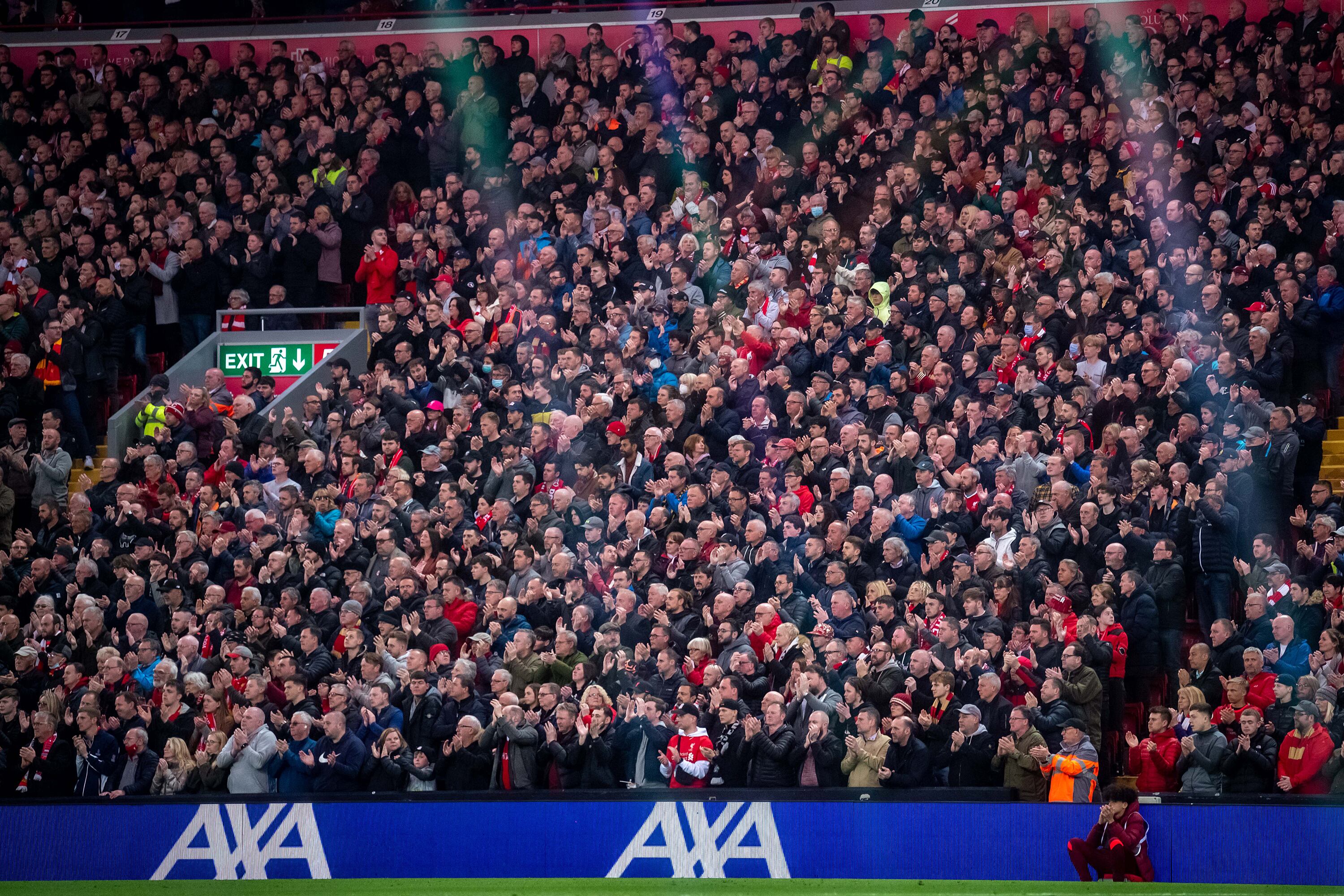 La afición de Anfield homenajeó a Ronaldo en el minuto 7