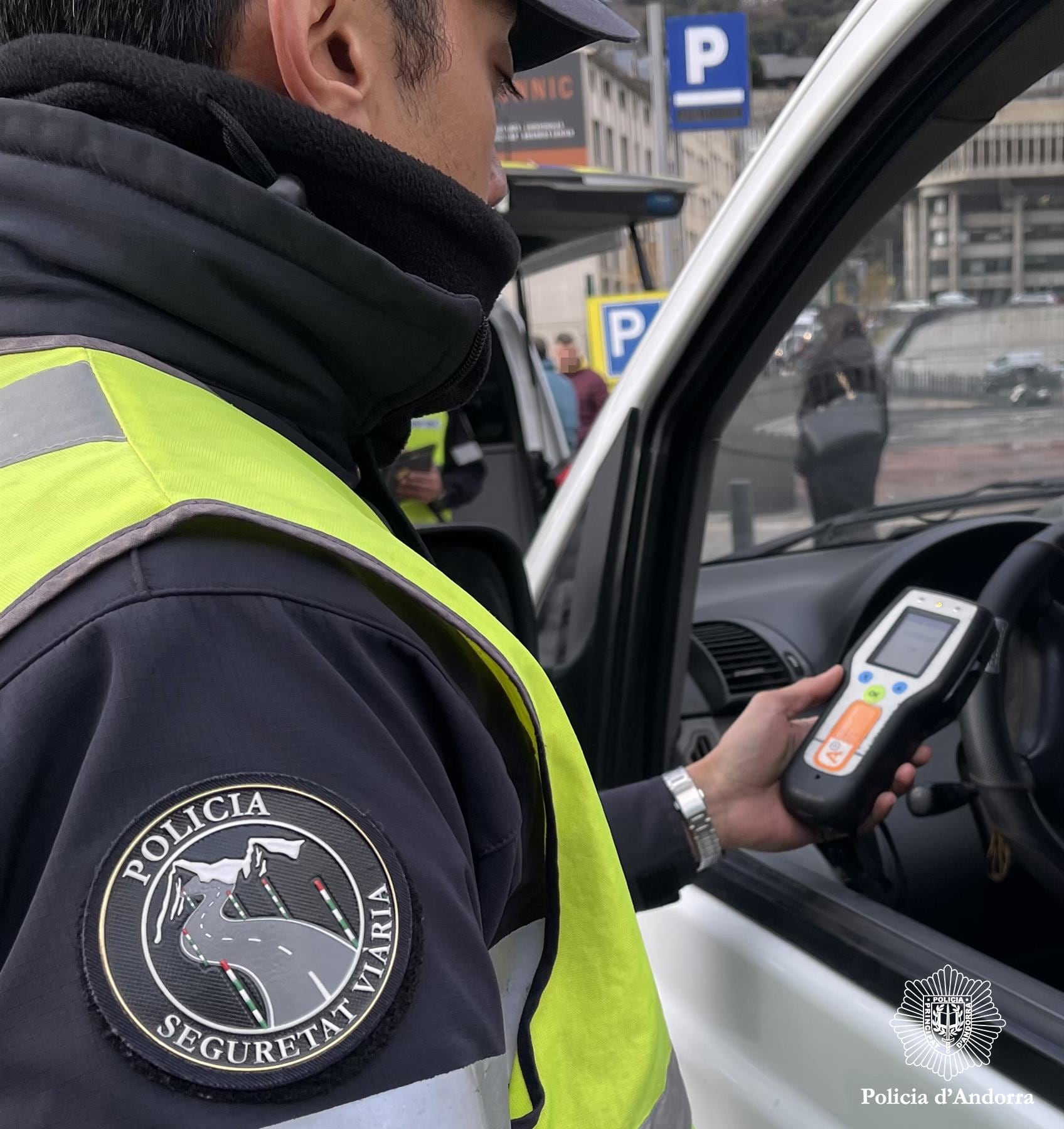 Un agent realitzant un control d&#039;alcoholèmia en una imatge d&#039;arxiu.