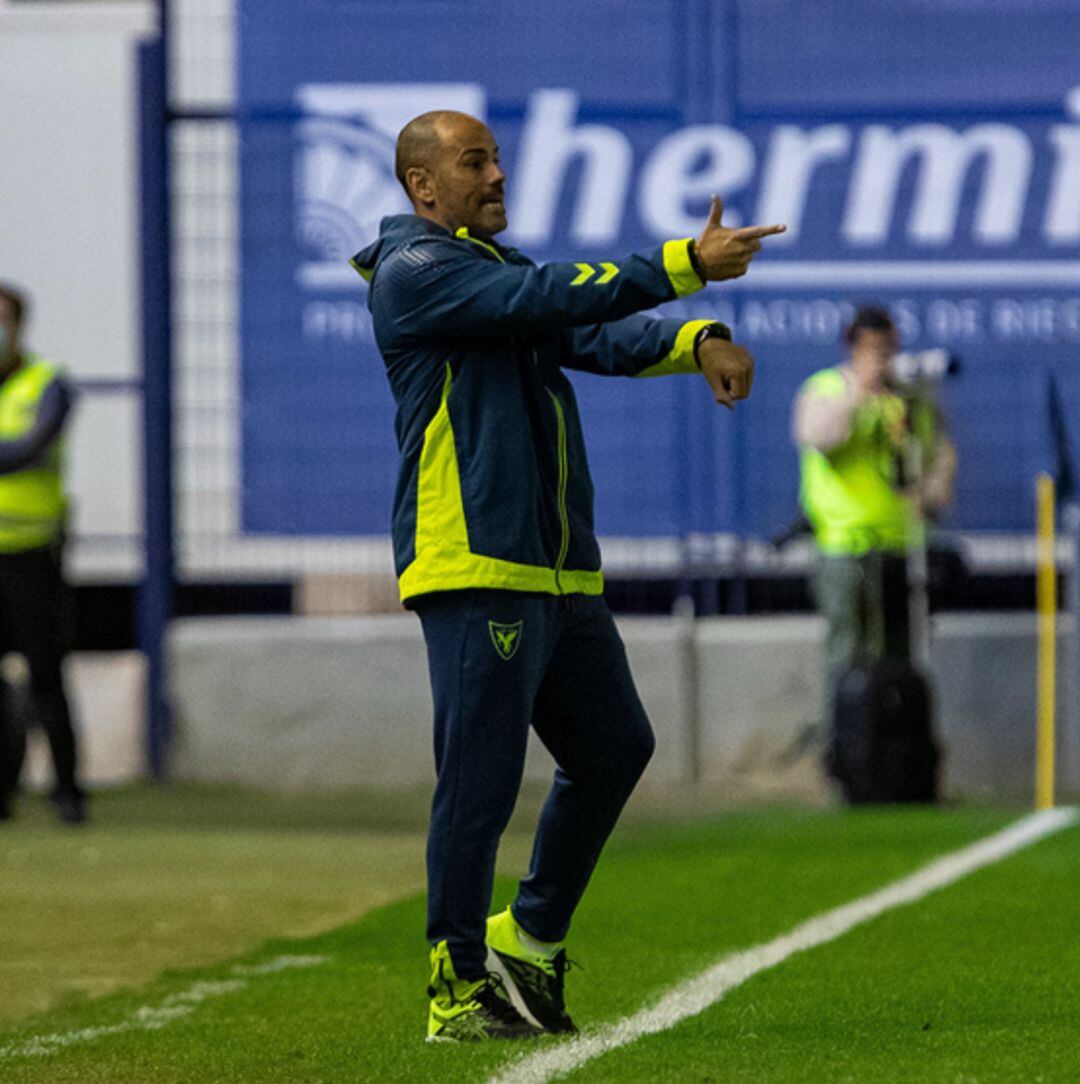 Salva Ballesta dando instrucciones desde la parcela técnica