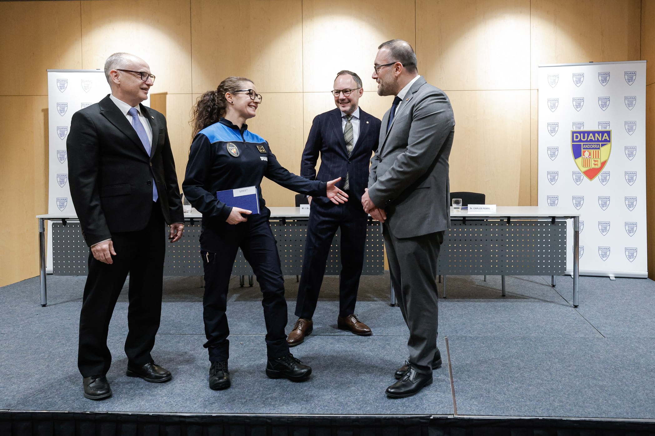 El cap de Govern, Xavier Espot, i el ministre de Finances, Ramon Lladós, durant l&#039;entrega del reconeixement als duaners més antics