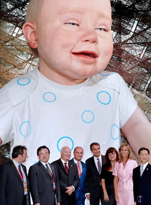 El presidente del Gobierno español, José Luis Rodríguez Zapatero, posa junto a Miguelín en la Expo de Shangai