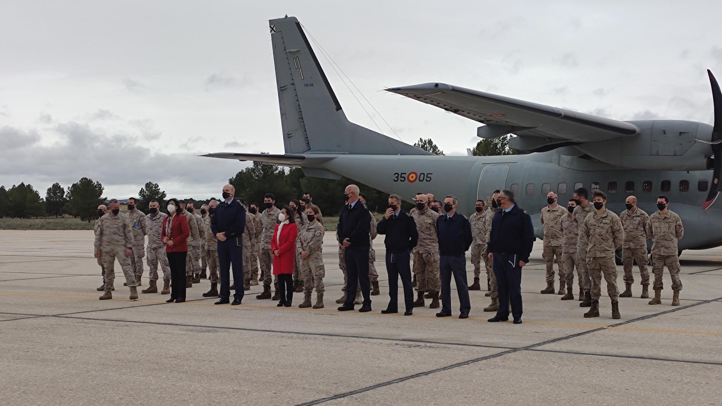 Foto de familia con la ministra de Defensa en el centro de la imagen