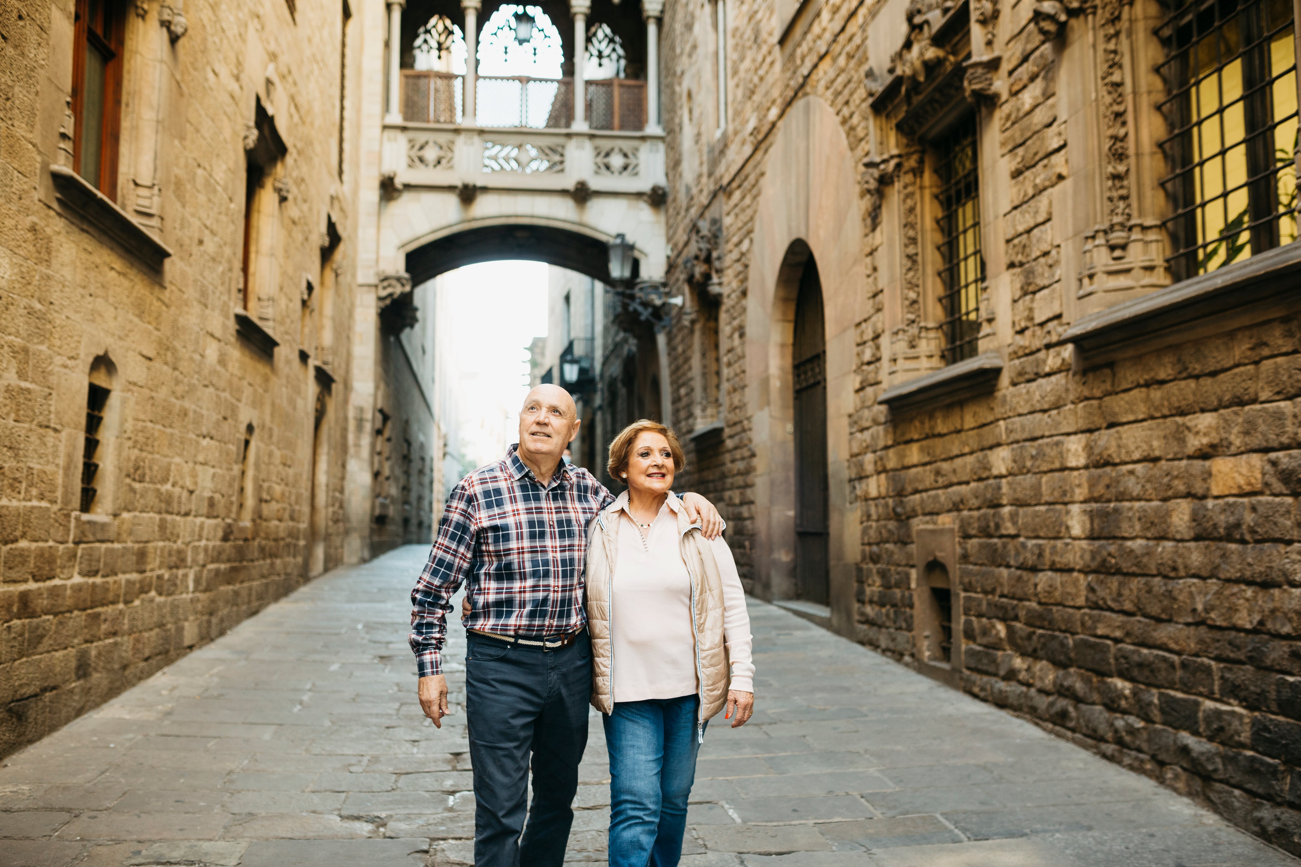 Una pareja pasea por las calles de Barcelona.