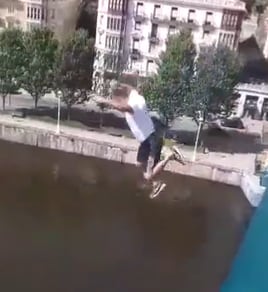 Imagen del hombre saltando a la ría de Bilbao (Imagen: @MichaelDeLocks1 en Twitter)