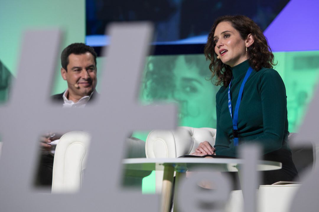 El presidente de la comunidad de Andalucía, Juanma Moreno, con la presidenta de la Comunidad de Madrid, Isabel Díaz Ayuso, en el XVI Congreso Autonómico del PP Andaluz