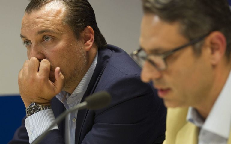 GRA425. VALENCIA 28/07/2015.- El presidente del Levante UD, Quico Catalán, junto al presidente de la Fundación, José Manuel Fuertes (d), durante la rueda de prensa en la que ha anunciado el rechazo a la oferta de compra del club realizada por el magnate estadounidense Robert Sarver. EFE/Miguel Angel Polo