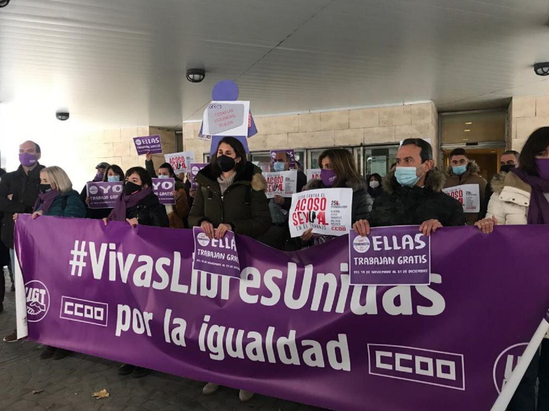 Concentración conjunta de CCOO y UGT a las puertas de la sede de los sindicatos con motivo del 25N