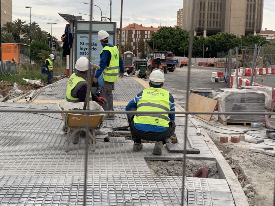 Obreros en los tajos del metro de Málaga este martes 