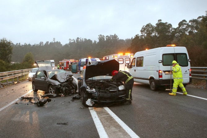 Tres personas han resultaron heridas en una colisión entre otros tantos turismos en el kilómetro 2 del corredor do Morrazo, sentido Cangas, a su paso por Moaña