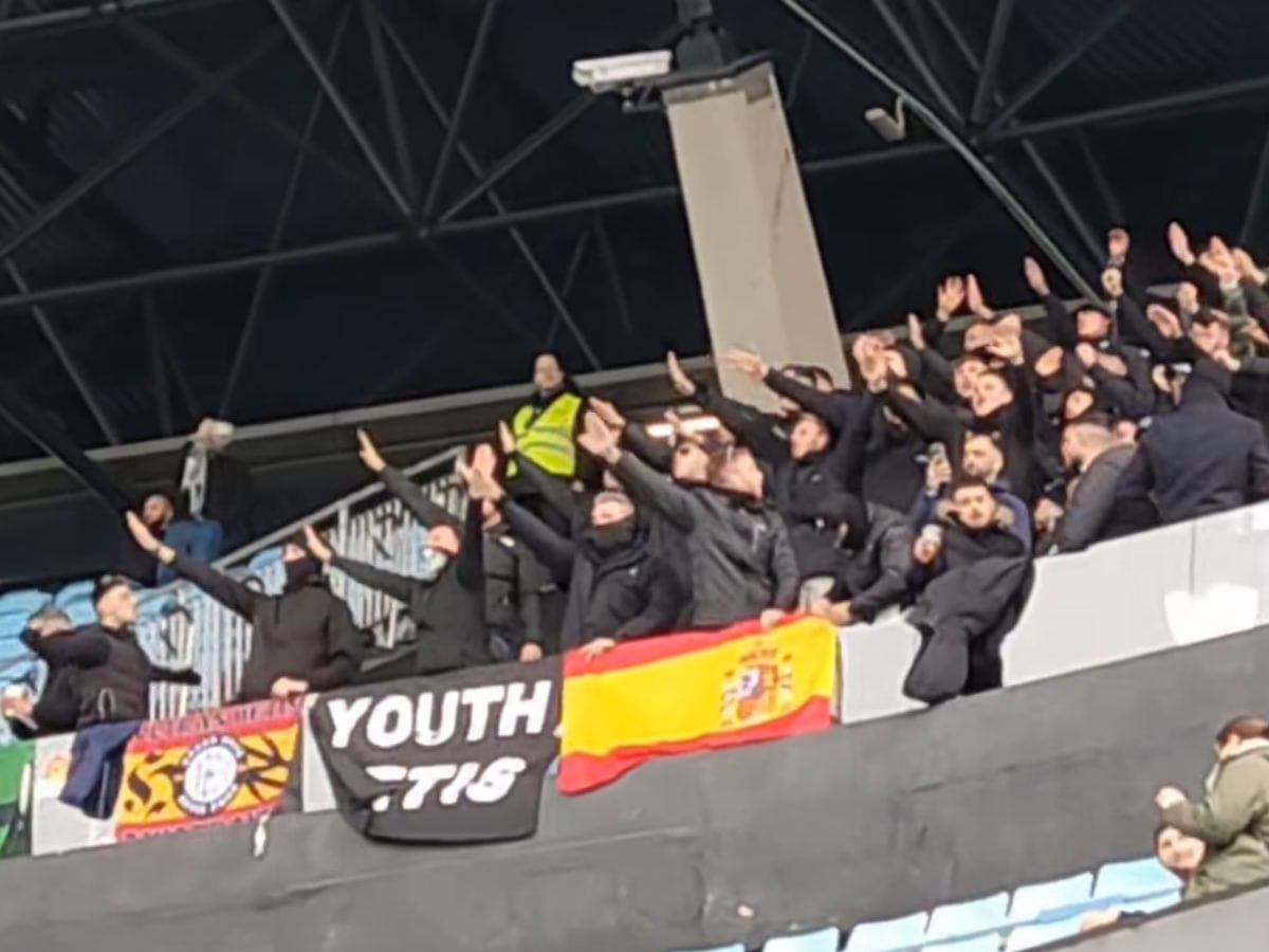 Un grupo de ultras haciendo saludos nazis