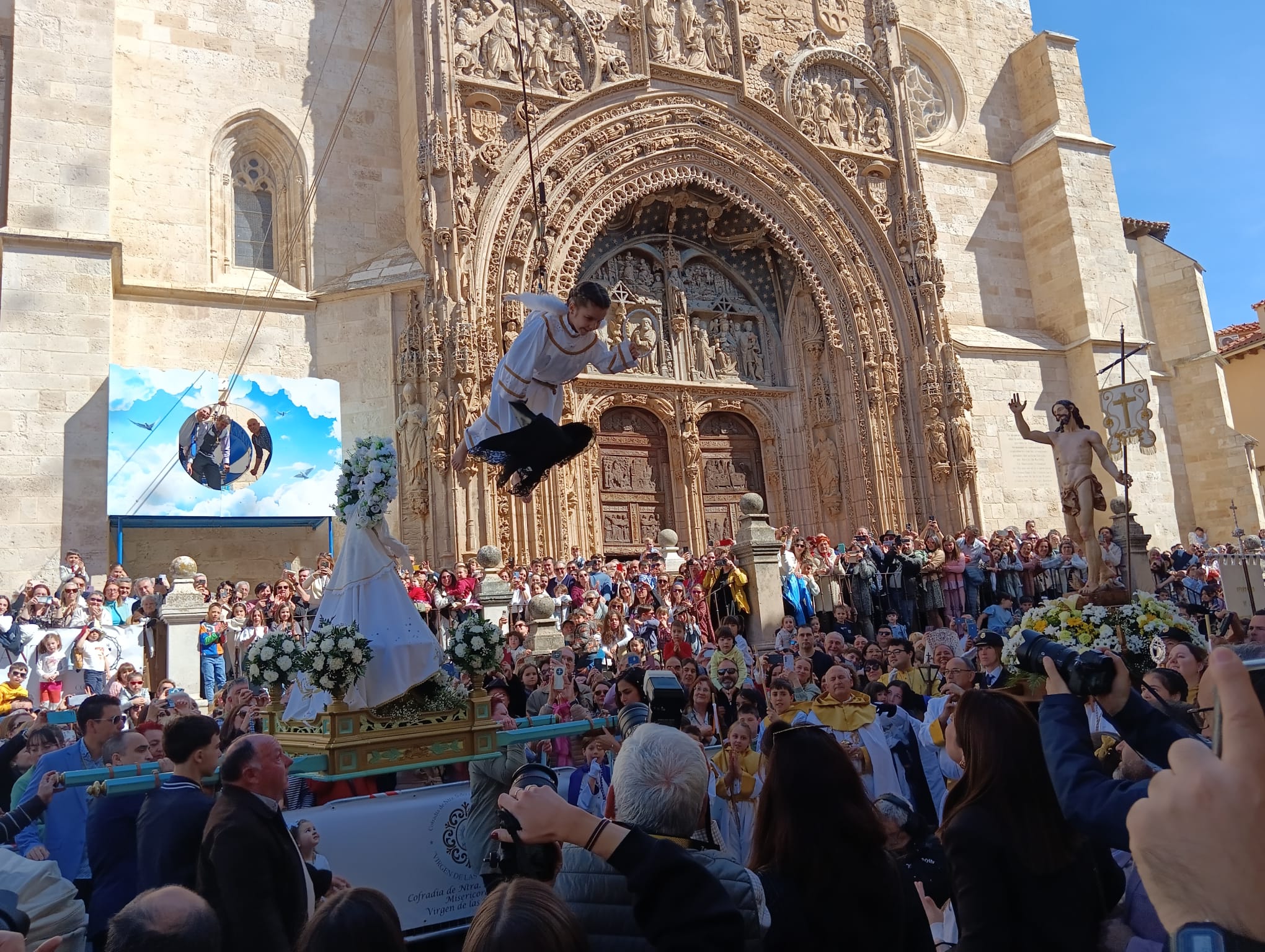 Continúa el revoloteo ante la ovación del público