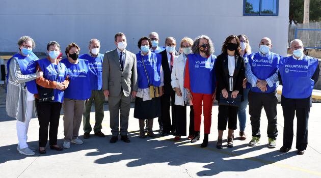 Emiliano García Page, presidente de Castilla La Mancha y Pilar Zamora, alcaldesa de Ciudad Real con un grupo de voluntarios y voluntarias del Banco de Alimentos