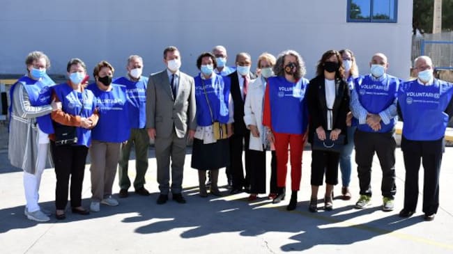 Emiliano García Page, presidente de Castilla La Mancha y Pilar Zamora, alcaldesa de Ciudad Real con un grupo de voluntarios y voluntarias del Banco de Alimentos