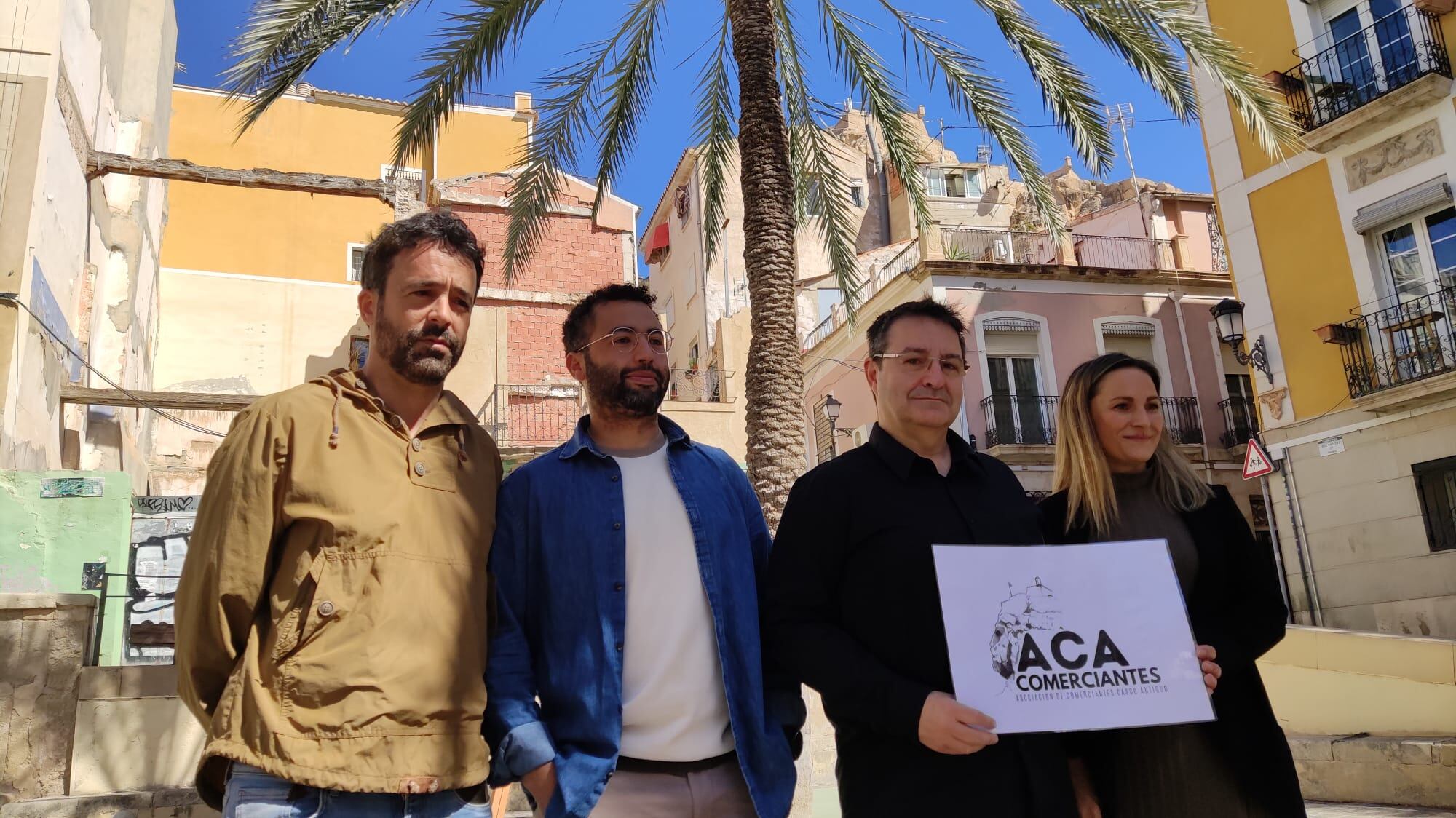Los miembros de la nueva Asociación de Comerciantes del Casco Antiguo de Alicante tras la presentación